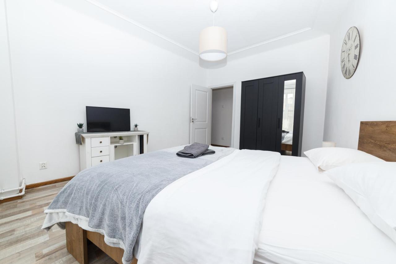 Color Apartments Street Blanari 12 بوخارست المظهر الخارجي الصورة