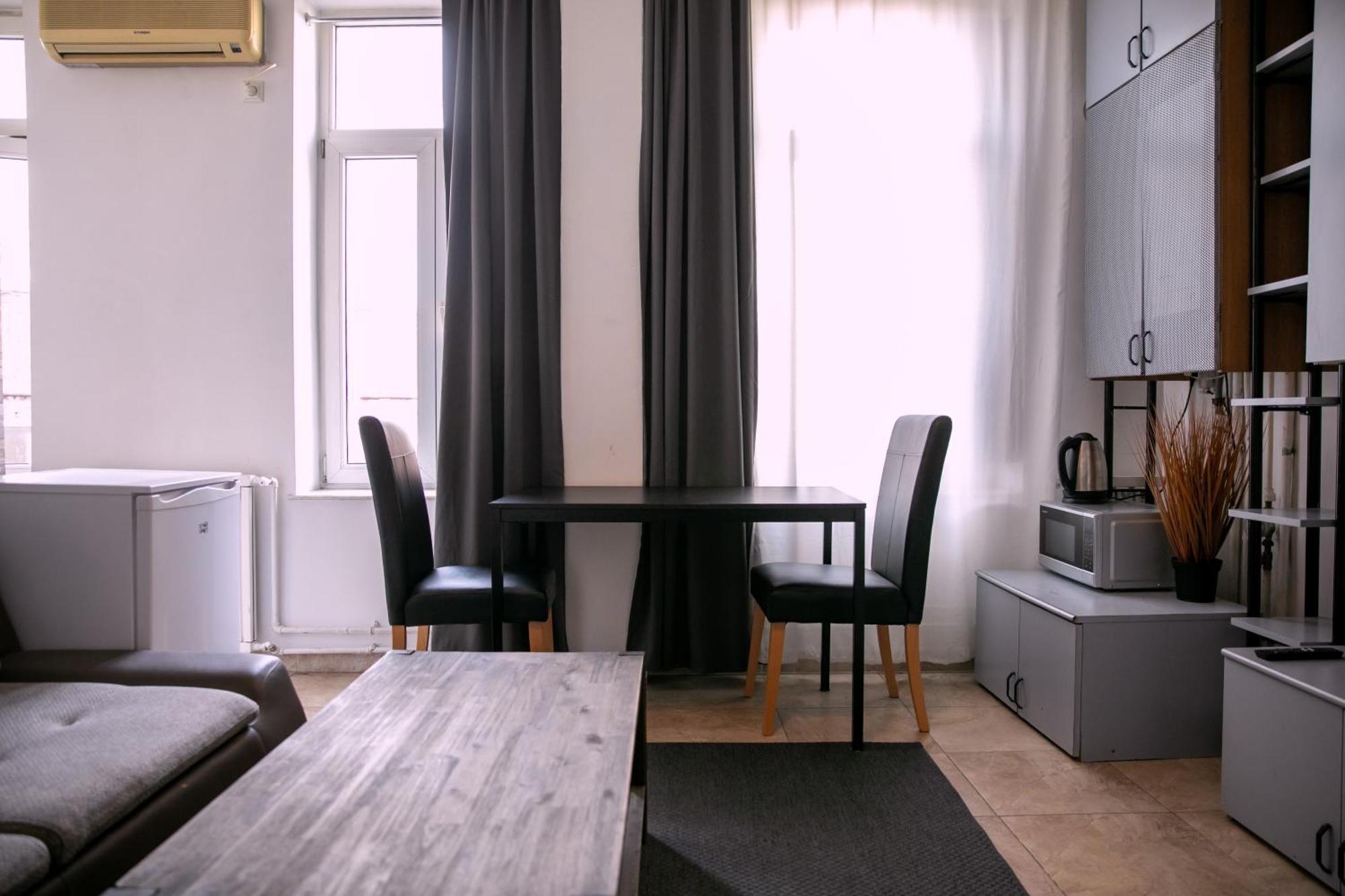 Color Apartments Street Blanari 12 بوخارست المظهر الخارجي الصورة